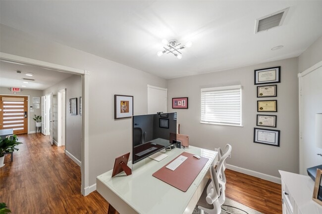 Building Photo - 2009 N Durham Dr