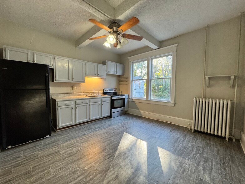 Kitchen - 606 Woods Ave SW
