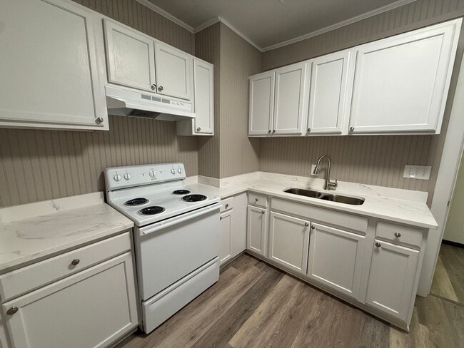 Building Photo - 708 Woodrow St S