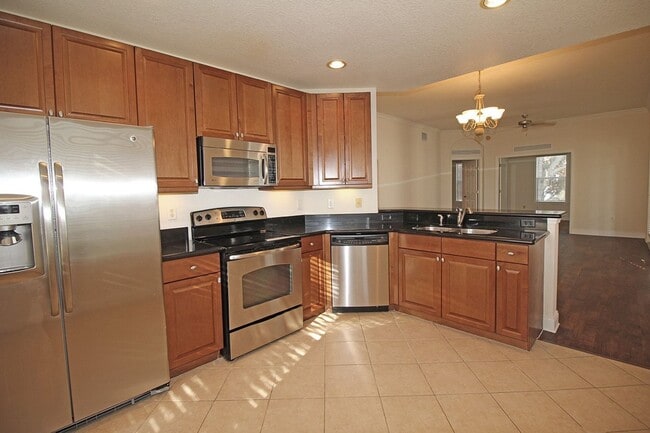 Building Photo - Luxury End Unit 3/2 Condo in Reunion