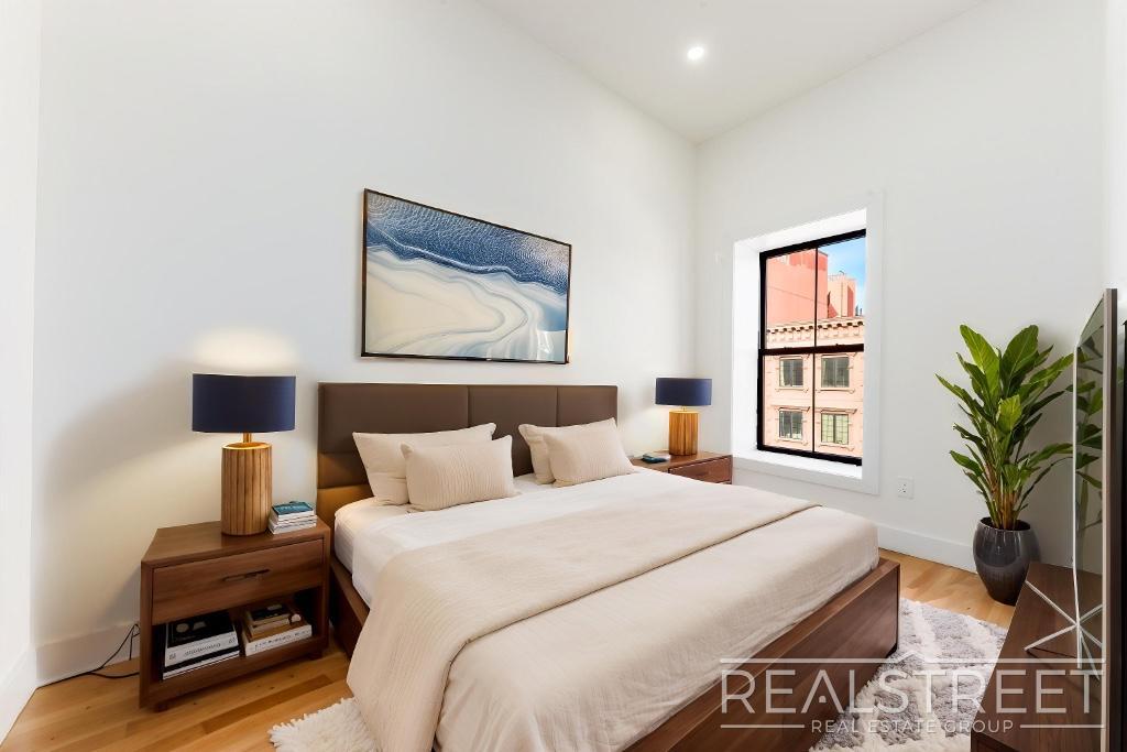 Building Photo - Stunning 4 Bed 2 Bath in Clinton Hill with...