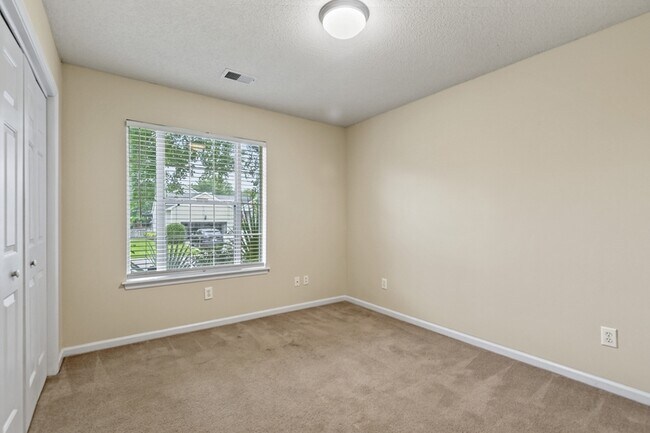 Building Photo - 115 Revolution Dr