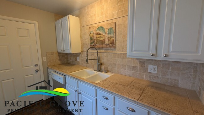 Building Photo - Updated Three Bedroom