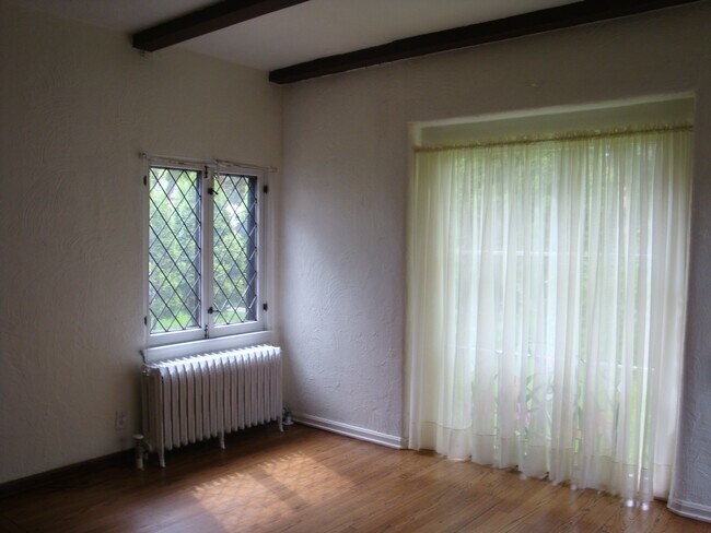 SE View Living Room - 2206 E Stratford Ct