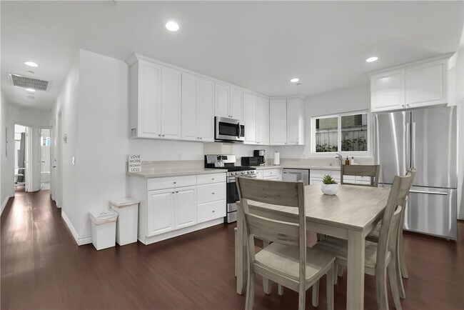 Building Photo - 2718 W Grand Ave