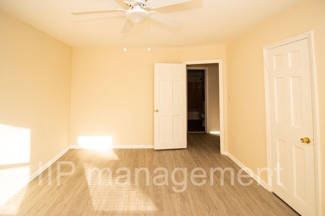 Building Photo - Spacious 2 BR 1BA Condo in South Euclid - ...