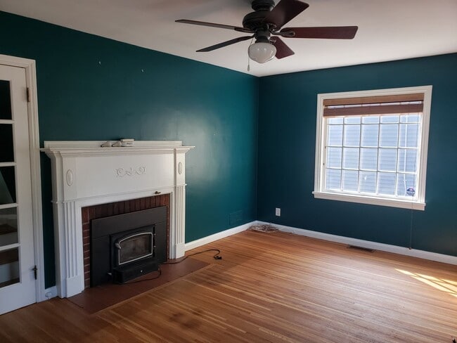 Building Photo - Charming 3 bedroom single family home loca...