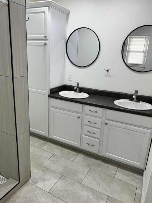 Building Photo - 3007 E Corona St