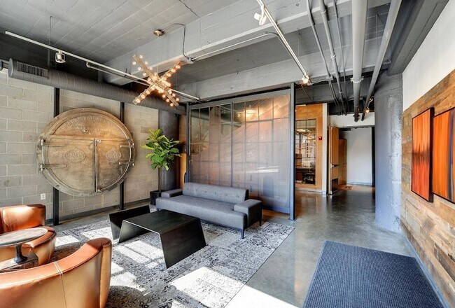 Building Photo - 700 N Washington Ave