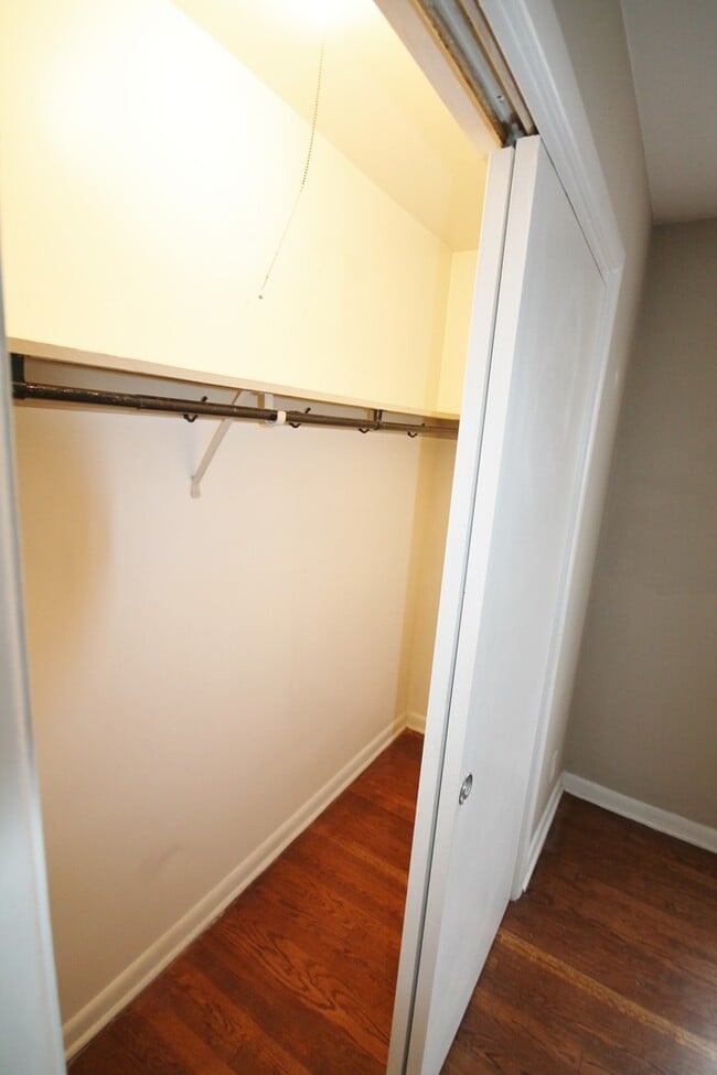 Building Photo - 1 Bedroom- Grandview Area