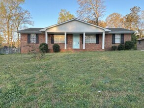 Building Photo - Great 3 Bedroom 2 Bathroom Available Now