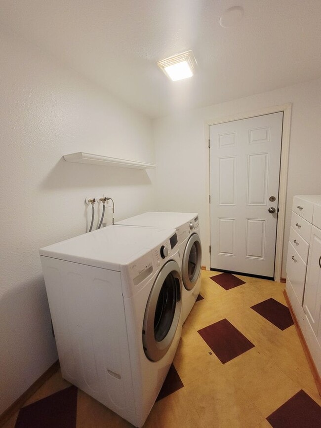 Building Photo - Spacious 3-Bedroom Home with Fenced Yard &...