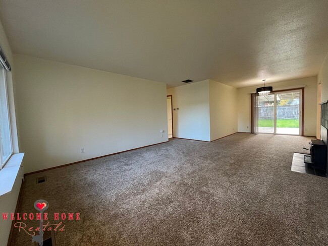 Building Photo - Beautiful Remodeled Rambler!!!  Come enjoy...