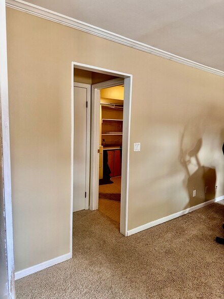 Building Photo - 5876 Coachmont Dr