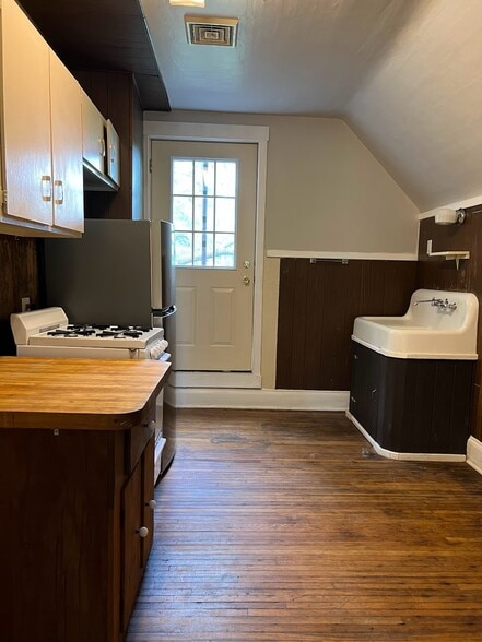 Kitchen - 568 Bird Ave