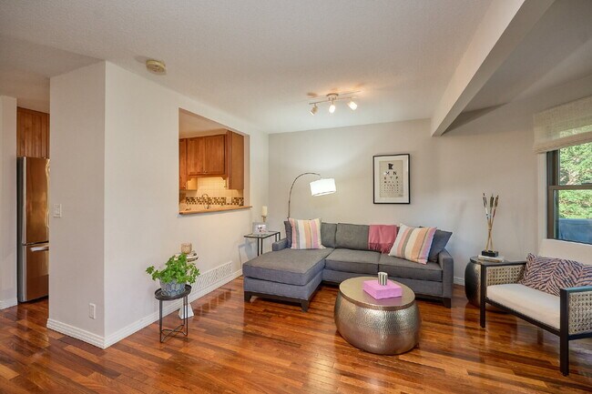 Building Photo - "Charming 3-Bed Townhouse with Scenic View...