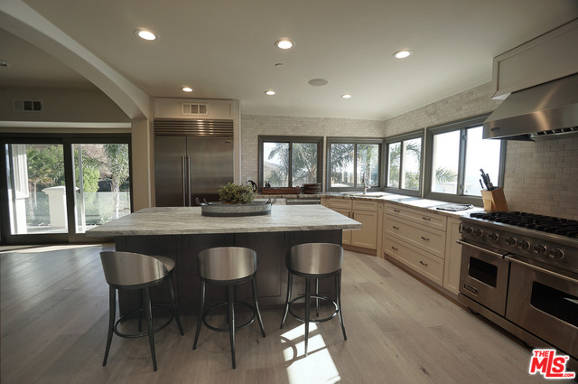 Building Photo - 4400 Encinal Canyon Rd