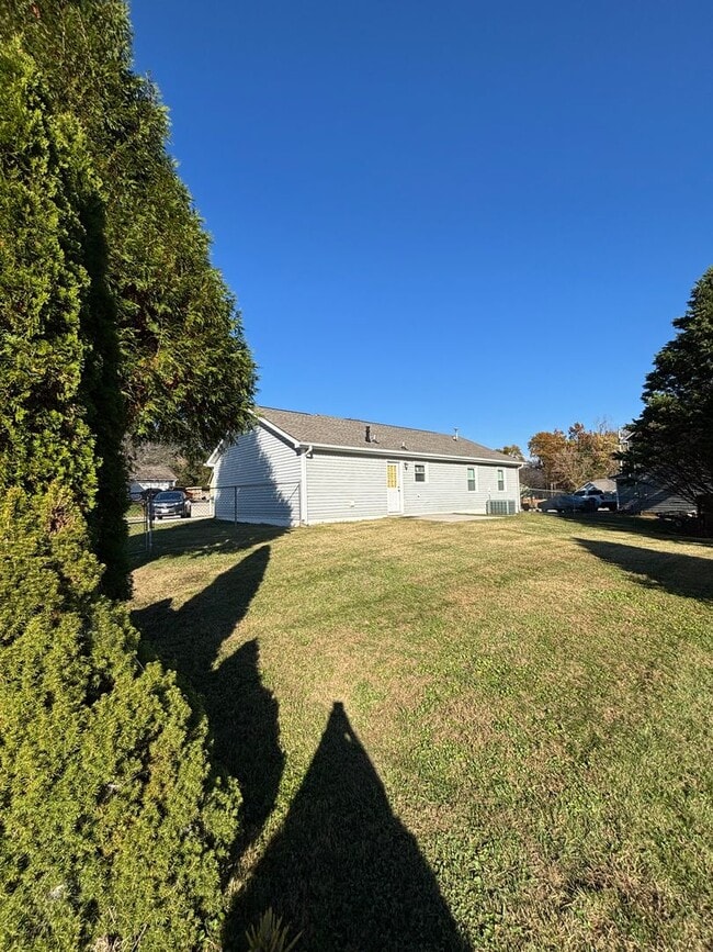 Building Photo - 3 Bedroom Home with Modern Updates & Small...