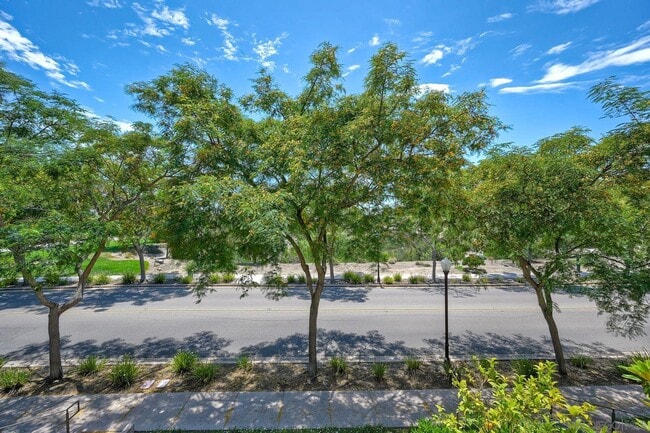 Building Photo - 16242 Camden Cir
