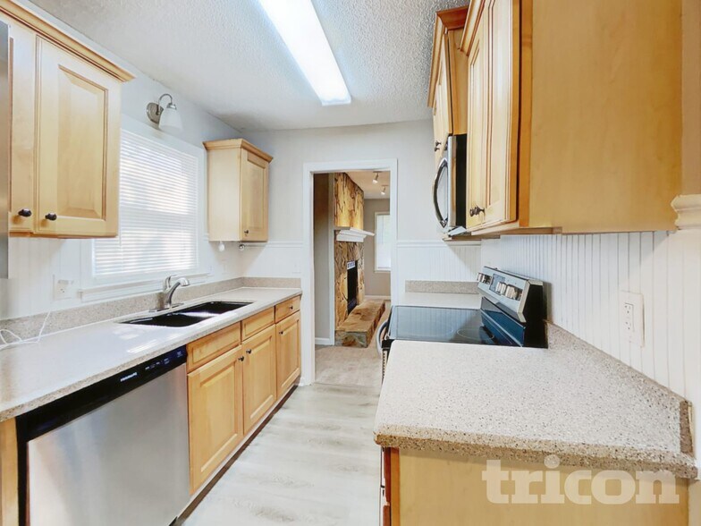 Building Photo - 529 Slew Ave