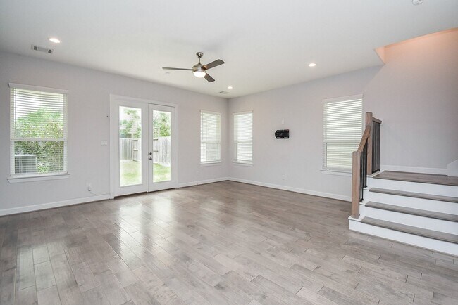 Building Photo - 1122 Live Oak St