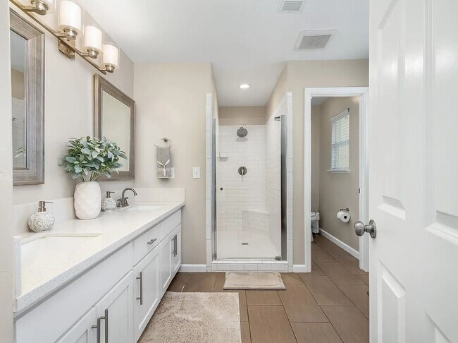 Building Photo - Beautifully Updated North Fresno 3/3