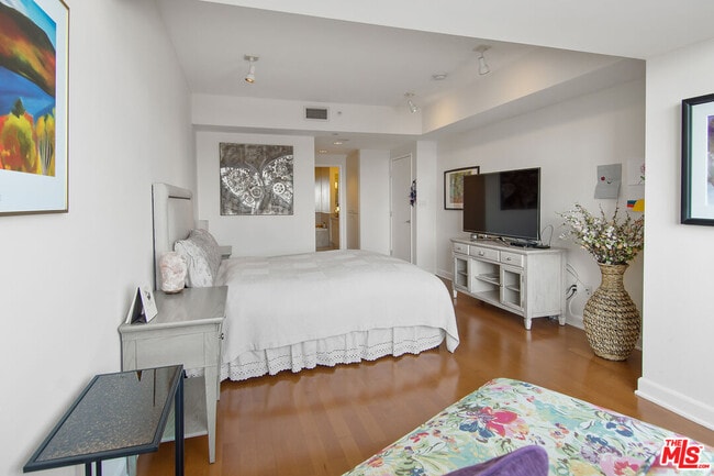 Building Photo - 13600 Marina Pointe Dr