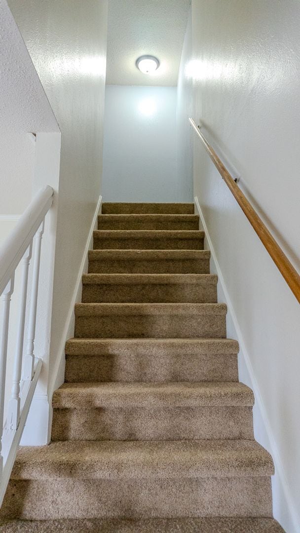 Building Photo - Lovely 2-Bedroom Townhouse in Central Toledo