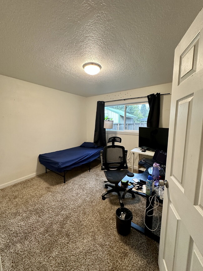 Building Photo - Portland Bungalow, Near Park, Easy Freeway Access