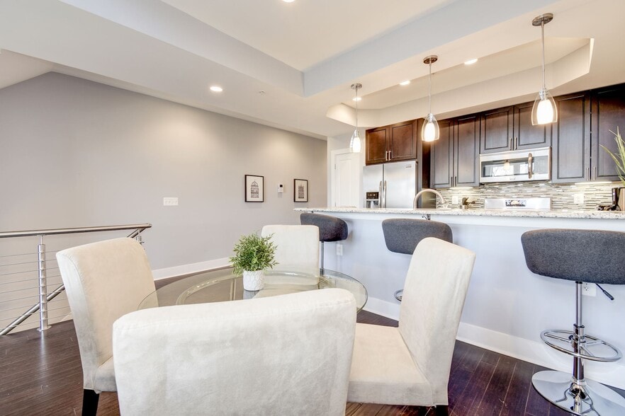 Building Photo - 2122 3rd St NE