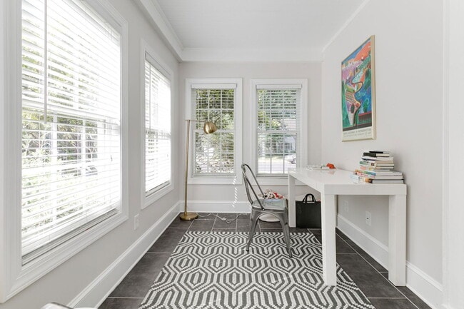 Building Photo - 5000 Bromley Ln