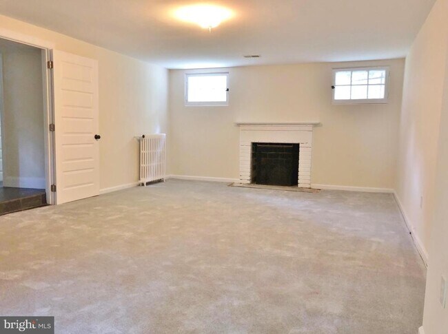 Building Photo - 5603 Chevy Chase Pkwy NW