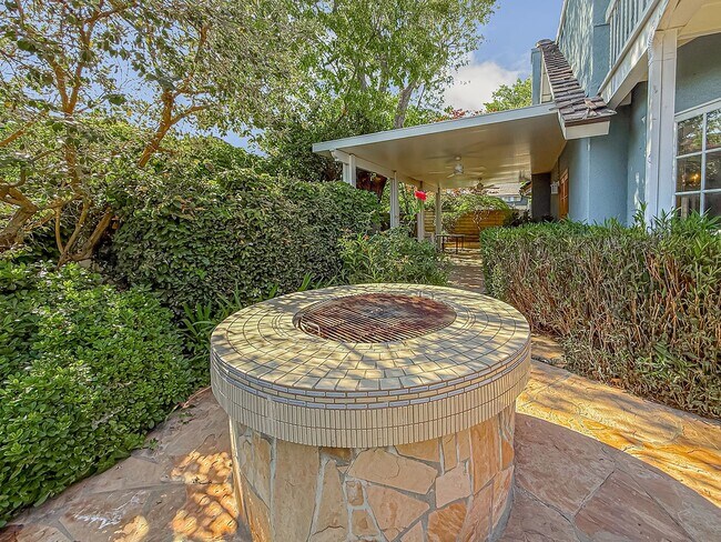 Building Photo - Calabasas 4BR w/pool + spa, views, solar panels + ALL appliances!