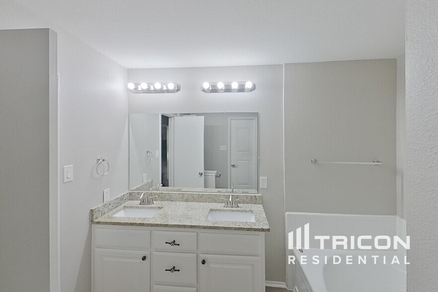 Building Photo - 5646 Hunters Bend Ln