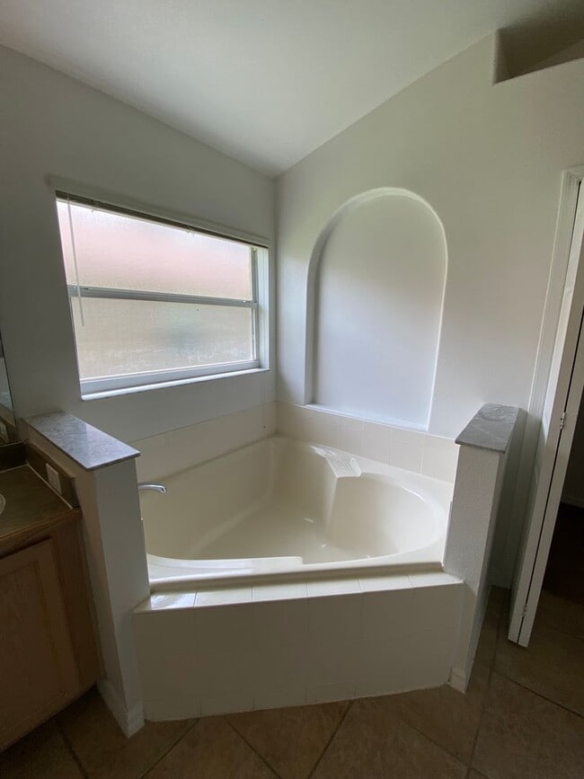 Building Photo - Great 4 Bedroom 3 Bathroom Pool Home in Indian Creek