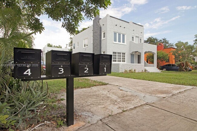 Building Photo - 327 SW 20th St