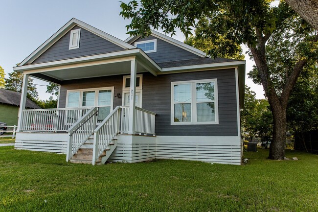 Building Photo - 211 N Austin St