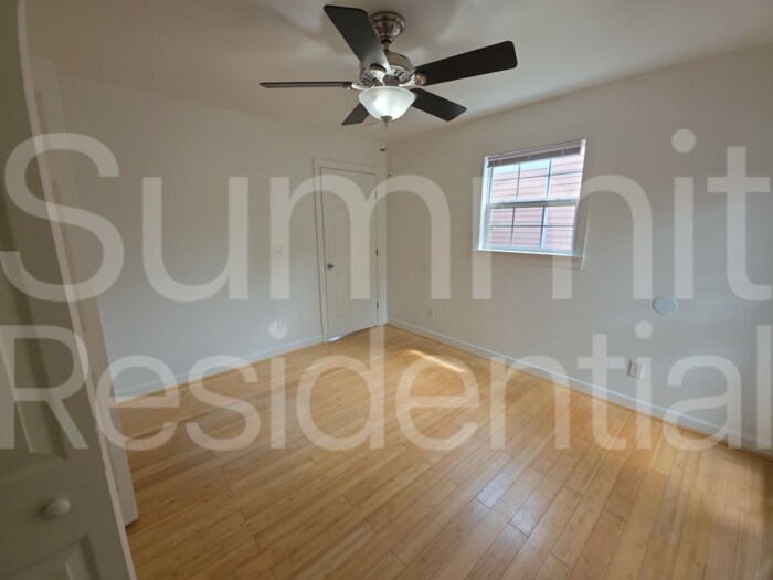 Building Photo - 910 Oakwood Ave