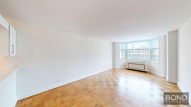 Building Photo - 400 E 71st St