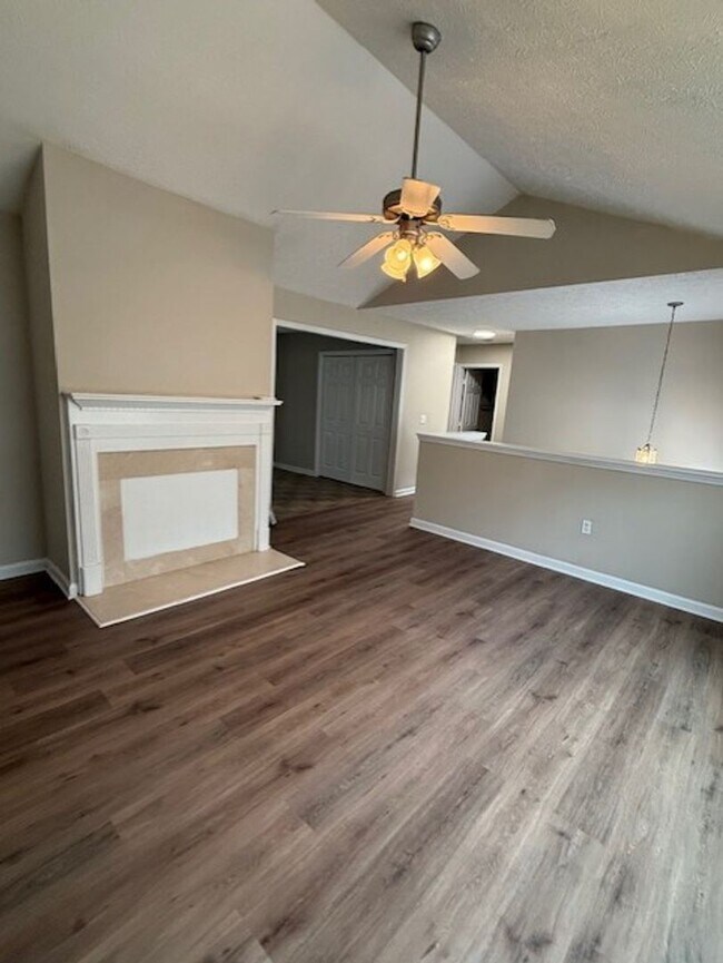 Building Photo - 4 Bedroom 3 Bath Specious Home