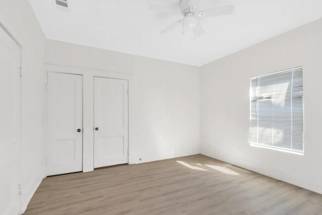 Building Photo - 2105 Walnut St