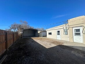 Building Photo - One bedroom, One bathroom front/back duplex. Pet Friendly! Located in Scottsbluff!