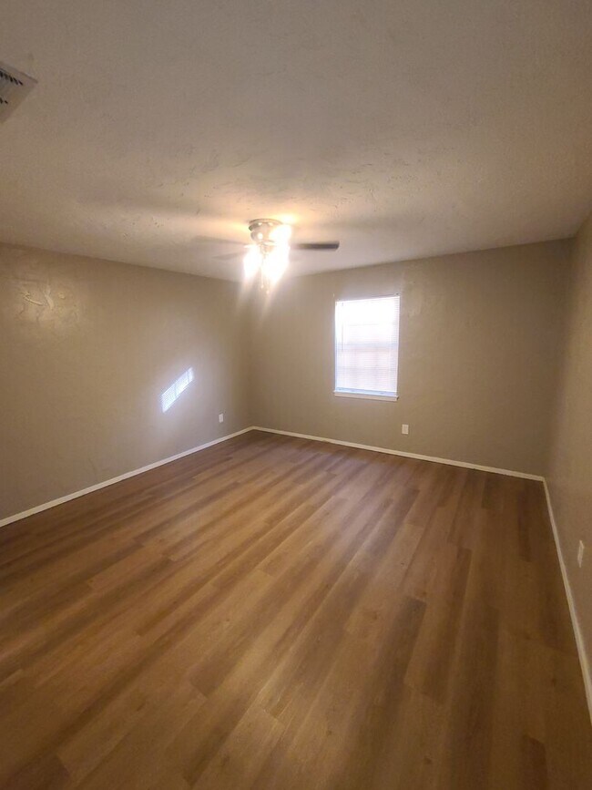 Building Photo - 2/1.5 covered parking, fireplace