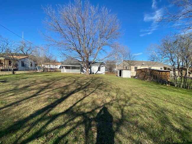 Building Photo - Single family home under $1000 a month