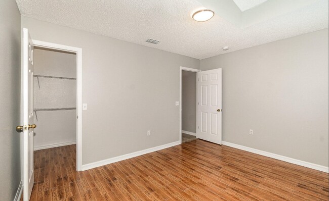 Building Photo - Coastal Living, Close to the Beaches, Comm...