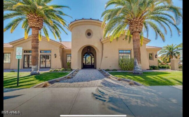Building Photo - 1367 S Country Club Dr