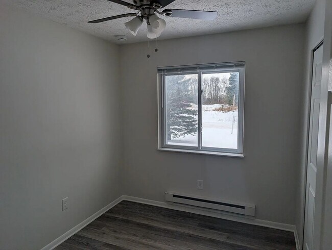 Building Photo - 2895 Spring Hill Dr