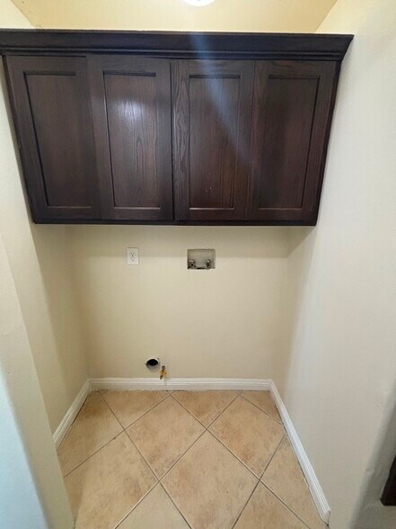 Building Photo - 204 W 78th St