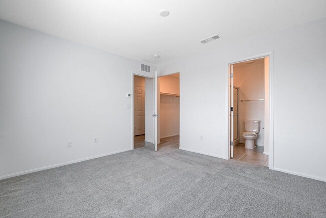 Building Photo - BRAND NEW TOWNHOME OFF 215 AND RUSSELL * N...