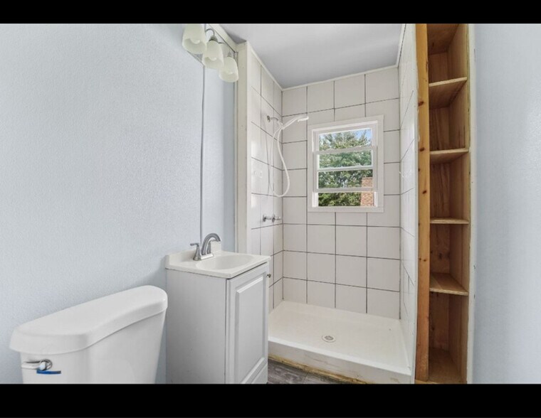 Building Photo - 40 Roberts St